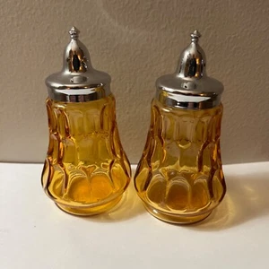 Vintage Fenton Daumenabdruck Kolonial Bernstein Salz & Pfefferstreuer 60er Jahre #4408 - Bild 1 von 9