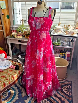 Maxi Vestido de Colección Años 70 Lorrie Deb Magenta Superposición Floral Volantes Barrido Tren Pequeño Foto 1 de 4