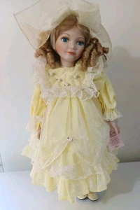 Muñeca de porcelana de colección 24" con soporte coleccionable recuerdos Jessica etiqueta de vestido amarillo - Imagen 1 de 12