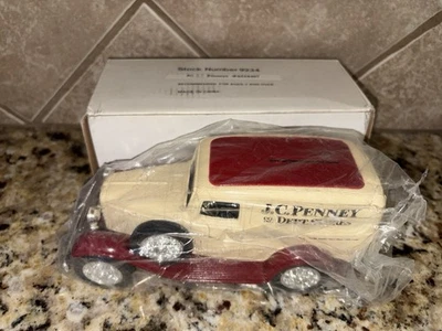 ERTL 1932 FORD FURGONETA DE REPARTO J.C.PENNEY BANCO DE MONEDAS FUNDIDAS A PRESIÓN CON LLAVE Foto 1 de 4