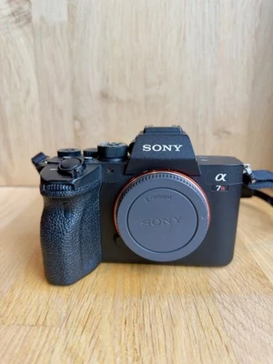 Sony α7R IV 61,0MP Spiegellose Systemkamera ILCE7RM4 - Bild 1 von 4