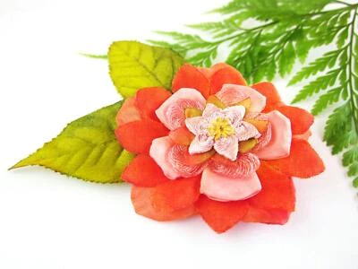 Pinza para el cabello hecha a mano con flor rosa, accesorio para el cabello floral de tela en capas Foto 1 de 3