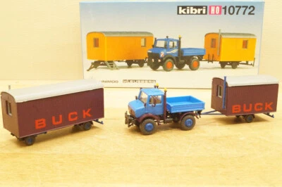 HO 1:87 Kibri 10772 MB Unimog Con 2 Vagoni Da Costruzione Modello Pronto Con OVP - Immagine 1 di 4