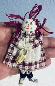 Mini spilla bambola di stoffa Raggedy Ann miniatura fatta a mano cesto capelli pazzi vintage - Foto 1 di 4