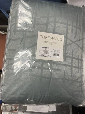 BRAND NEW - Threshold - 3pc Luxe Jacquard Comforter and Sham Set - King - Image 1 of 4