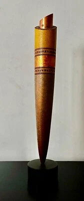 Increíble jarrón artesanal hecho a mano de cobre y madera Foto 1 de 4