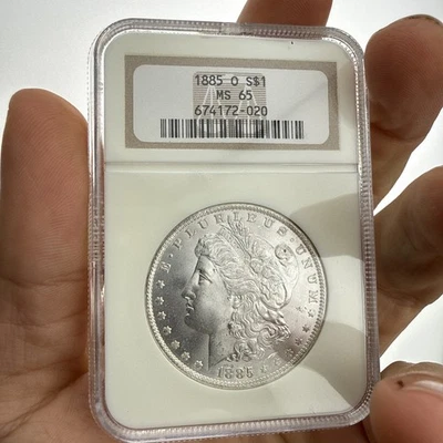 Dólar de plata O Morgan 1885 $1 NGC MS 65 **GEMA BLANCA EXPLOSIVA SIN CIRCULAR** SOPORTE ANTIGUO  Foto 1 de 2