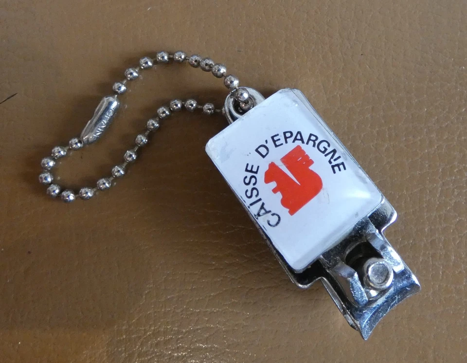 Ancien porte clé Coupe Ongle Caisse d'Epargne Ecureuil. - Photo 1/4