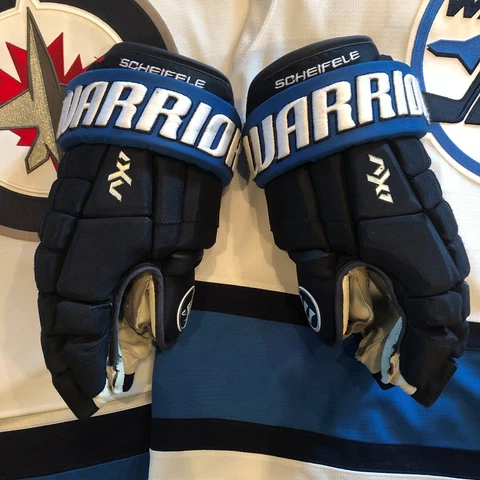 WINNIPEG JETS NHL 2022-23  PLAYER USED HOCKEY GLOVES MARK SCHEIFELE 55 Cover