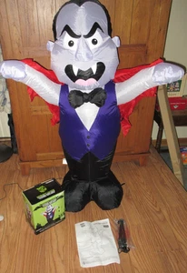 Gemmy Halloween 2011 inflable soplado por aire 4 pies Drácula vampiro con caja original - Imagen 1 de 10