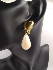 Vintage Signed Monet Gold Tone Ivory Pearl Heart Drop Dangly Clip On Earrings - Picture 1 of 3