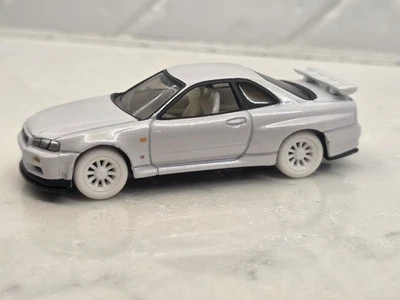 Johnny Lightning Trivial Pursuit 1999 Nissan Skyline Gt-R R34 White chase loose - Image 1 of 4