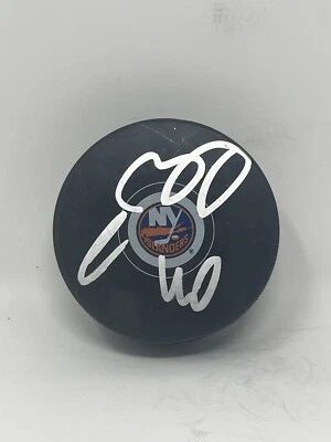 Disco de hockey autografiado por Semyon Varlamov firmado por los New York Islanders certificado de autenticidad JSA Foto 1 de 2
