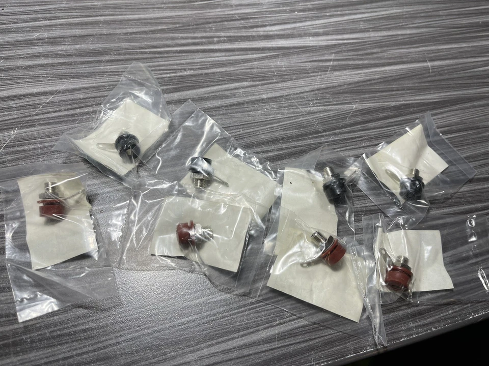 Lote de 8 piezas, 4 Voltrex 845-B Negro y 4 845-R Rojo Panel Aislante Jack Banana Plug Foto 1 de 4