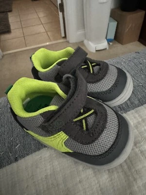 Stride Rite 4 码 First Walker 鞋 - 灰色和青柠绿色 — 第 1/2 张图片