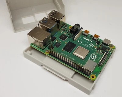 Raspberry Pi 4 2GB con case di plastica - Immagine 1 di 4