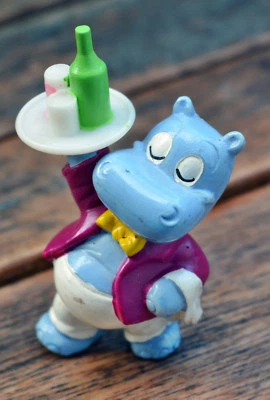 Happy Hippo auf dem Traumschiff -  Willy Wirbelwind - Kellner mit Tablett  - Bild 1 von 4