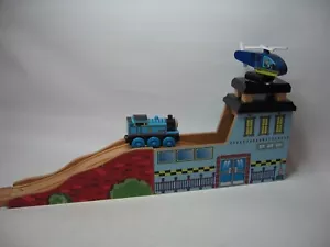 UNDERGROUND Station & Heliport Holzeisenbahn Eisenbahn Schienen (passt BRIO Thomas TS - Bild 1 von 7