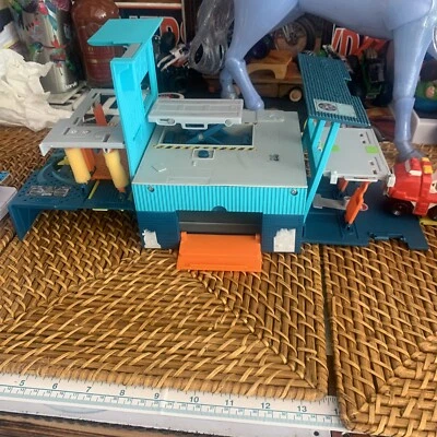 Matchbox Grab n Go Service Station Car Wash Playset 2008 - Image 1 of 4