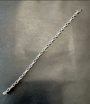 Juego de brazalete de tenis de diamantes atemporal de 1 quilate TW en oro blanco de 10 quilates Foto 1 de 3