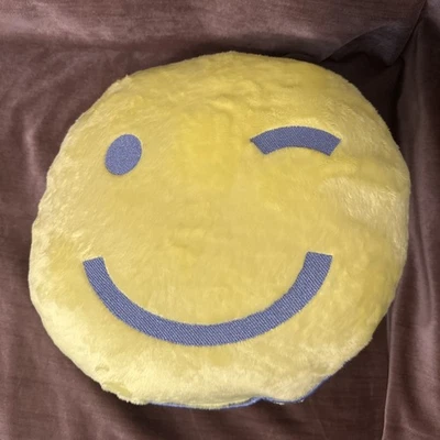 Almohada de felpa Smiley Chartreuse - Room Essentials™ Target Foto 1 de 4