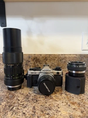 Cámara fotográfica Olympus OM-4 Ti 35 mm SLR con 2 lentes Foto 1 de 4