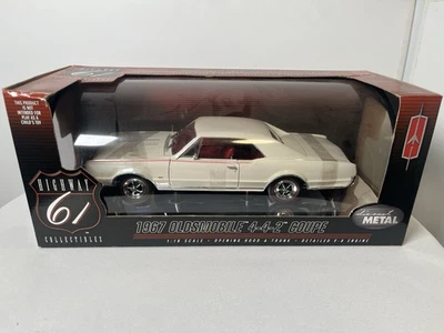 Highway 61 1967 Oldsmobile 442 Coupe White 50105 NIB 1:18 Scale - Изображение 1 из 4