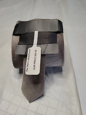 Corbata geométrica plateada de Calvin Klein Foto 1 de 3