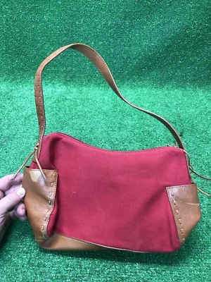 Bolso de mano pequeño de lona rojo rubí fósil con detalles de cuero marrón llave de madera wow Foto 1 de 4