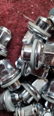 Nissan Armada 2015 tuercas y cerraduras Foto 1 de 4