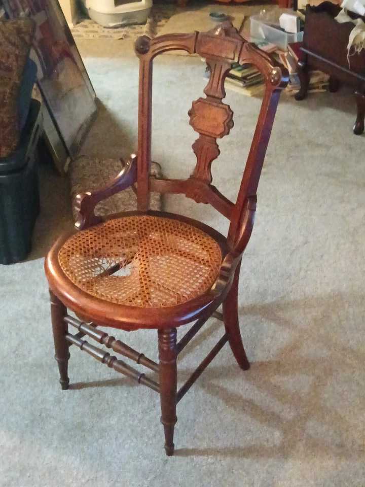 Антикварные стулья для столовой эпохи Возрождения из орехового дерева с сиденьями из банок - Изображение 1 из 2
