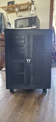 Thermaltake Core W200 Super Tower XL-ATX Super Tower Chassis  - Image 1 of 4