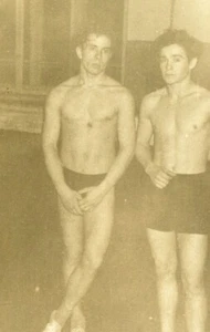 Sin camisa guapos hombres jóvenes abultados playa beefcake cariñoso gay foto de colección - Imagen 1 de 3
