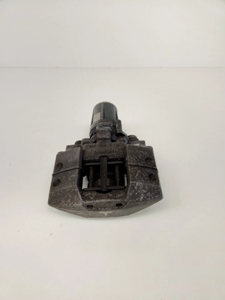 Pinza de freno de estacionamiento Tesla Model S 2012-2016 pasajero trasero derecho AWD fabricante original  Foto 1 de 4