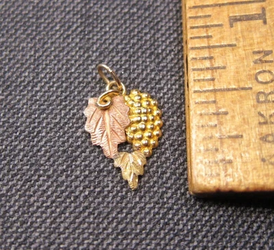 Beautiful little .7g 10K Black Hills Gold grapes leaves cluster pendant charm - Image 1 of 4
