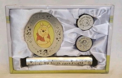 Disney Winnie the Pooh Juego de Regalo para Bebé de 4 Piezas Marco, Certificado de Nacimiento, Diente y Cabello Foto 1 de 4