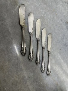 5 cuchillos de mantequilla antiguos WM ROGERS 5,75” patrón de desplazamiento con monograma con una "H" - Imagen 1 de 11