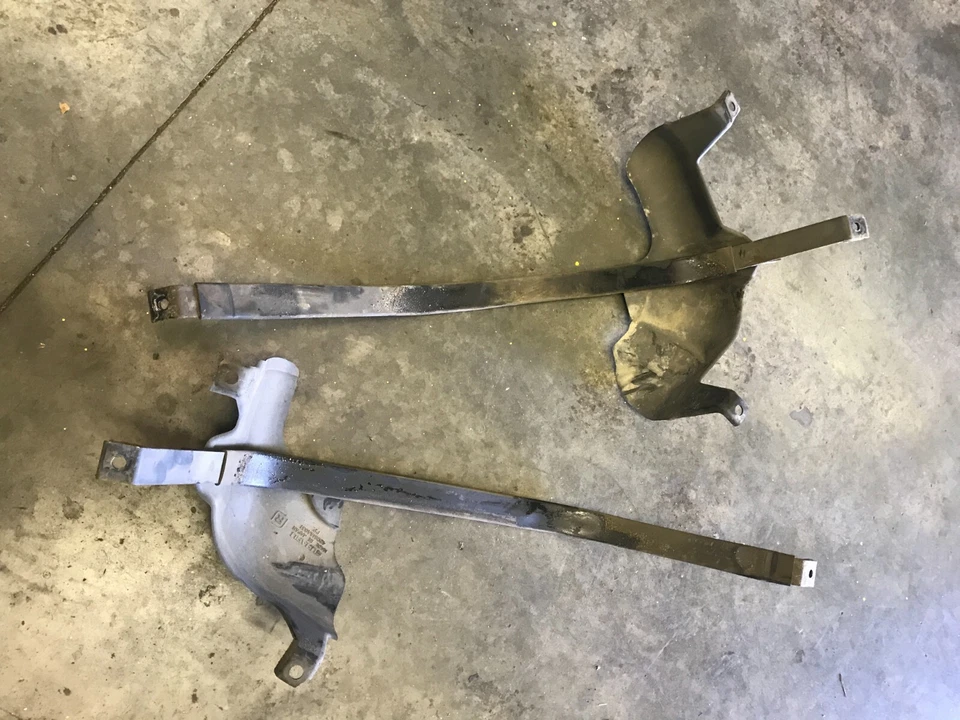 Subaru Impreza 2003-2005 tanque de combustible gasolina soporte correas 2 unidades OEM 228494 Foto 1 de 1