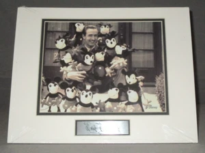Junger Walt Disney mit Mickeys signiert Fotodruck Bild Autogramm Plakette - Bild 1 von 4