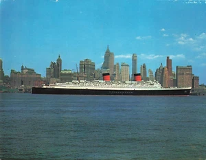 Large Postcard S.S "Queen Elizabeth" Passing Lower Manhattan New York USA - Imagen 1 de 2