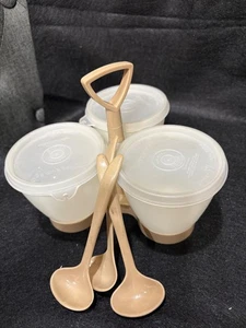 Carrito de condimentos TUPPERWARE vintage almendra y tapas transparentes con juego de cucharas - Imagen 1 de 4