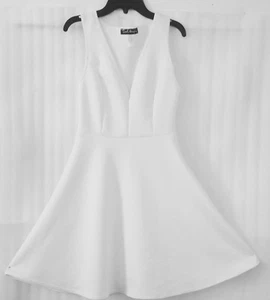 French Atmosphere Woman White Mini Dress size 4/6/S Small V Neck Sleeveless New - Picture 1 of 3