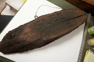 Placa de madera vintage Pollock Pines Sleepy Pines (M4LR) 31" agrietada - Imagen 1 de 12