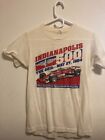 1984 Indianapolis Indy 500 T-shirt blanc taille étiquette non lisible mesures 15"x23,5"