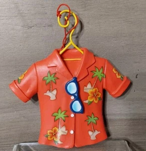 Camisa Hawaiana Adorno de Navidad Resina Rojo Palmeras Gafas de Sol Aloha - Imagen 1 de 2