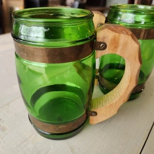 Paar grünes Glas m. Messingrand Becher/Krug, Holzgriff, Siesta Ware - Bild 1 von 5