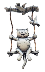 JJ PIN Spilla movimento vintage GATTO su ALTALENA con uccellini PELTRO e OTTONE - Foto 1 di 3