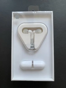 New Apple In-Ear Headphones MA850G/B Open box flap. Including FREE Apple dongle! - Picture 1 of 2