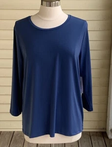 Camicetta nuova con etichette Chicos 2 (12 L) Lily Scoop Top manica a 3/4 in poli maglia blu lago NUOVA - Foto 1 di 7