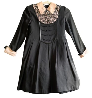 Vestido Val Max de encaje con babero y puños con cuello rosa para niñas negro victoriano Cottagecore Foto 1 de 4